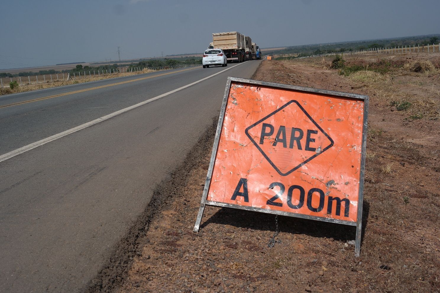 Acidente com carreta carregada com madeira deixa trânsito lento na BR 163 em Nova Mutum