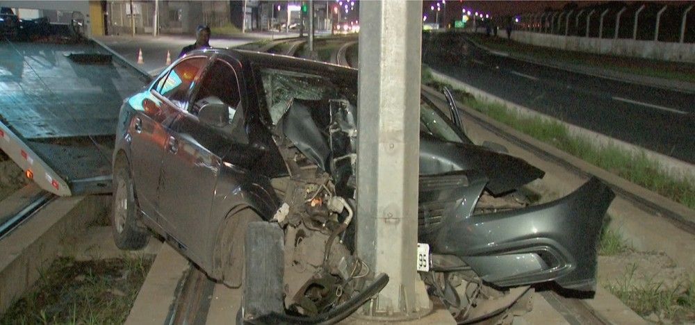 Carro de transporte por aplicativo invade trilhos do VLT em Várzea Grande e bate em poste