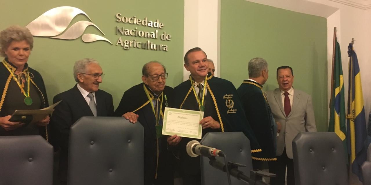 Wellington toma posse na Academia Brasileira de Medicina Veterinária e homenageia Jonas Pinheiro
