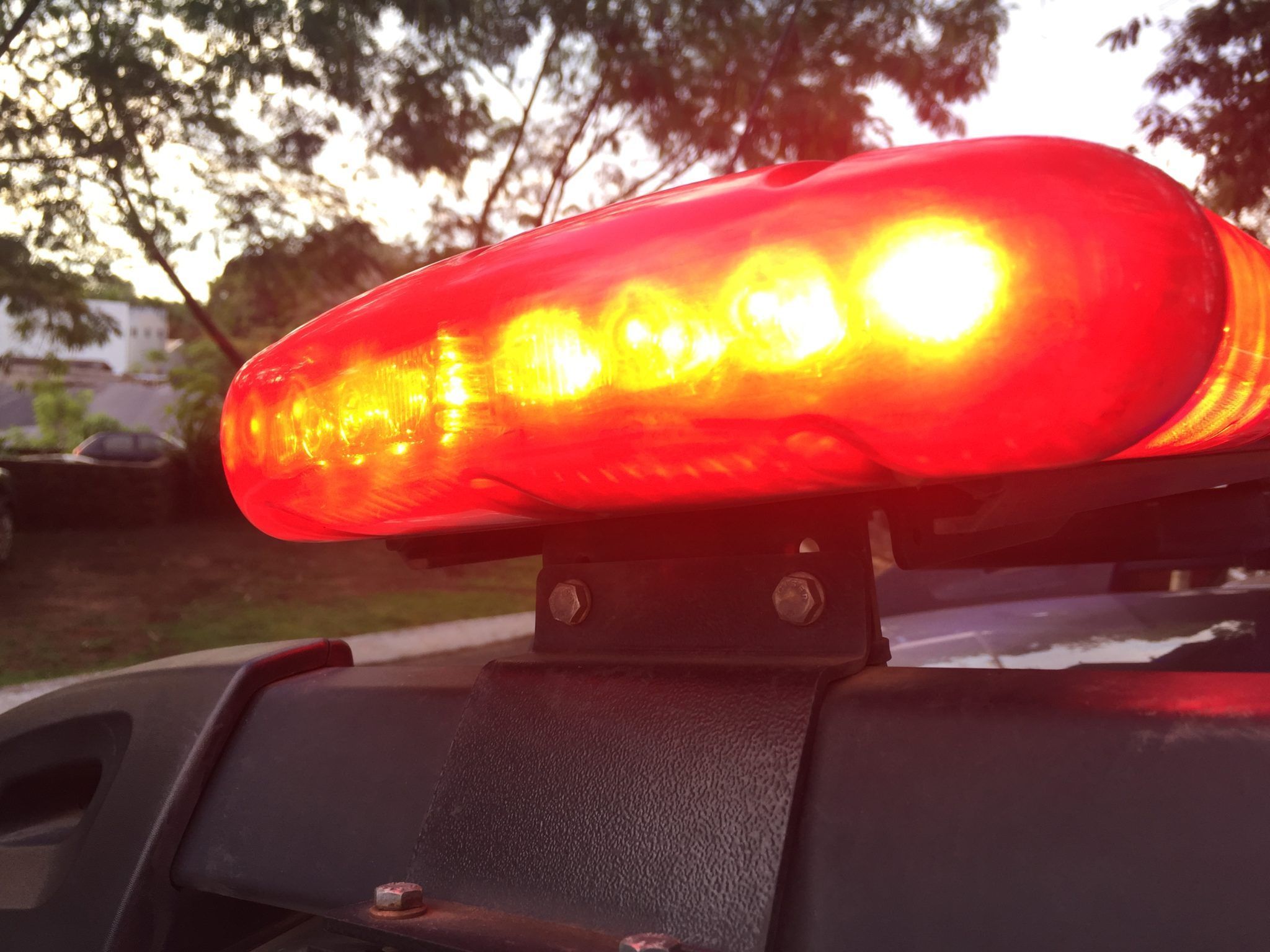 Adolescente mata pai, mãe e irmã a tiros; ele disse que teriam xingado e confiscado seu celular