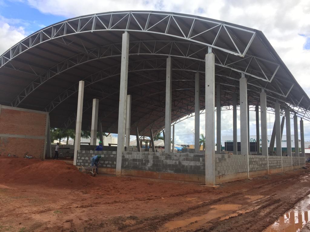 Em obras: Estrutura do Mercado do Produtor recebe telhado e obras seguem em ritmo acelerado