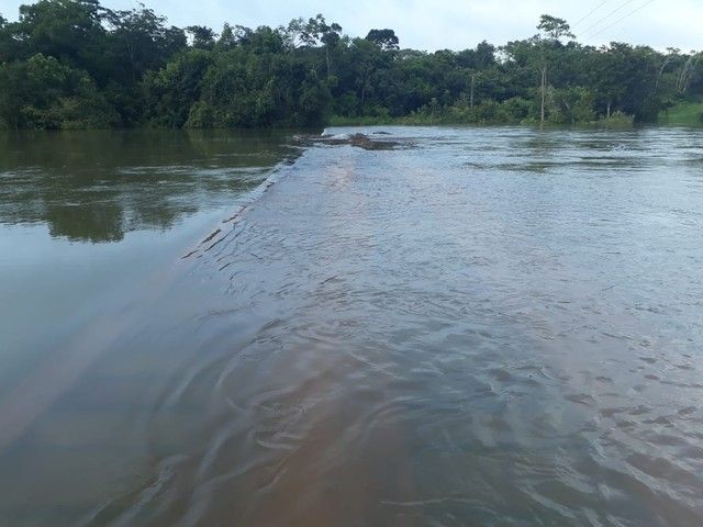 Rio transborda, água encobre ponte e motoristas desviam rota passando por Lucas do Rio Verde