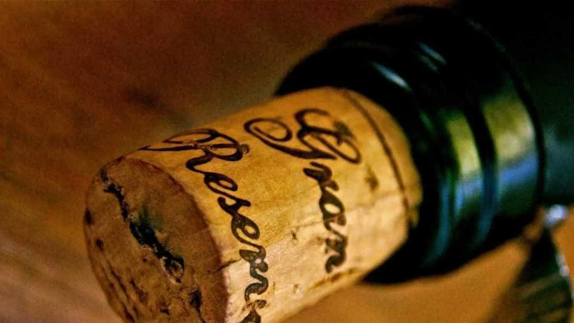 Aprenda um jeito fácil de colocar a rolha novamente na garrafa de vinho