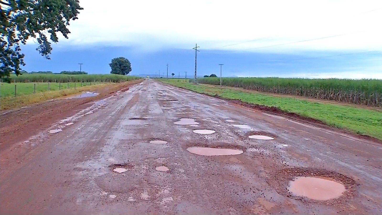 MT-358 ‘coleciona’ buracos e motoristas reclamam de prejuízos
