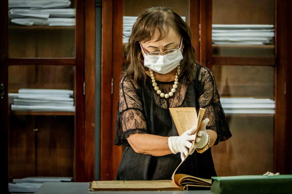 Aos 70 anos, historiadora é responsável pela transcrição de documentos históricos em Mato Grosso