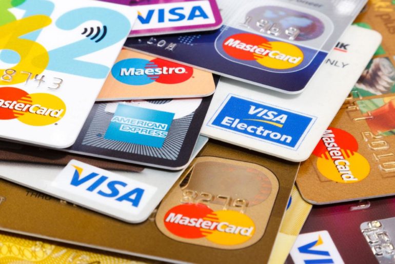 Quatro em cada dez brasileiros recorreram ao cartão de crédito em fevereiro para fazer compras, apontam CNDL/SPC Brasil