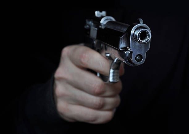 Marido ameaça matar a mulher com revólver e é preso na capital