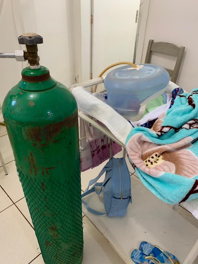 Hospital sem UTI neonatal improvisa tenda de oxigênio com garrafão para atender bebês prematuros em MT