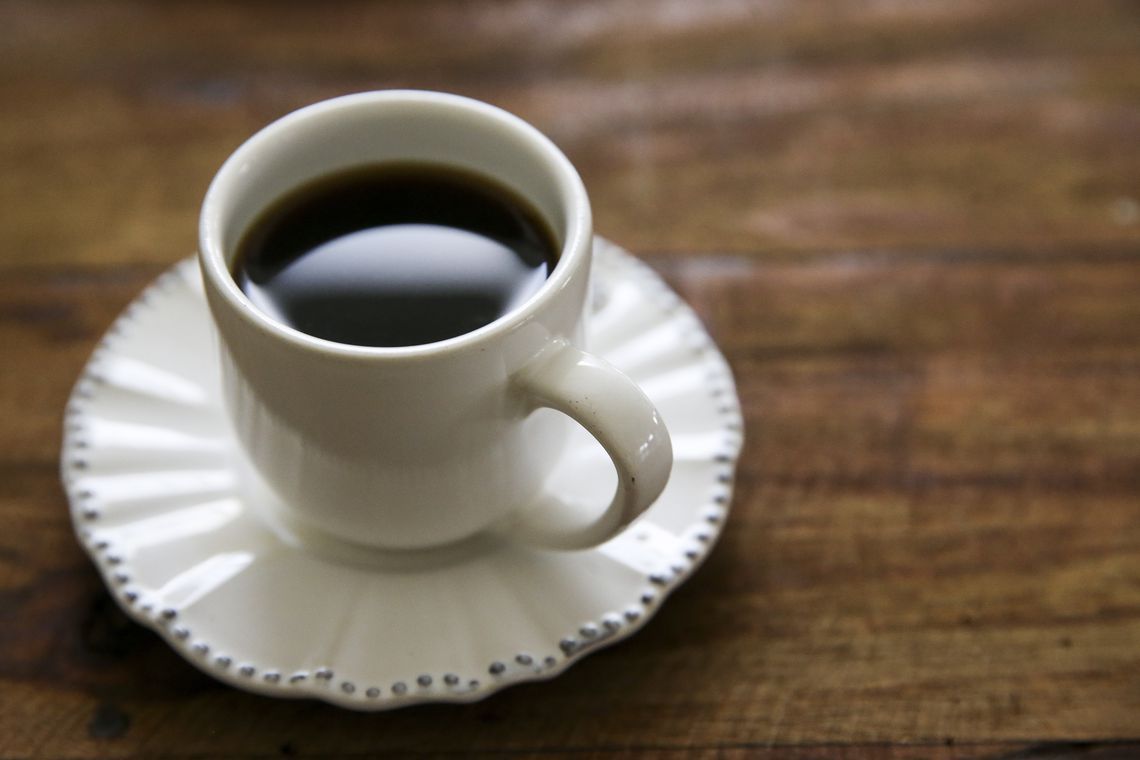 Usando xícara com café, marido é suspeito de envenenar esposa em Mato Grosso; mulher é hospitalizada