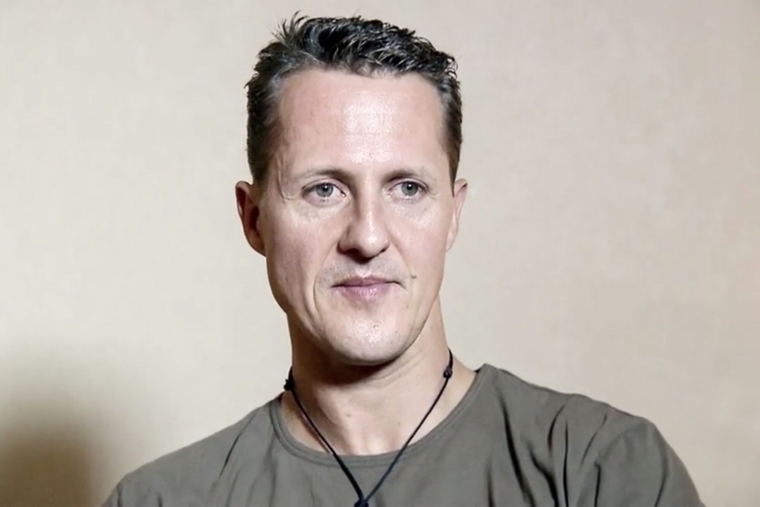 Sob forte esquema de segurança, Michael Schumacher dá entrada em hospital de Paris, diz jornal