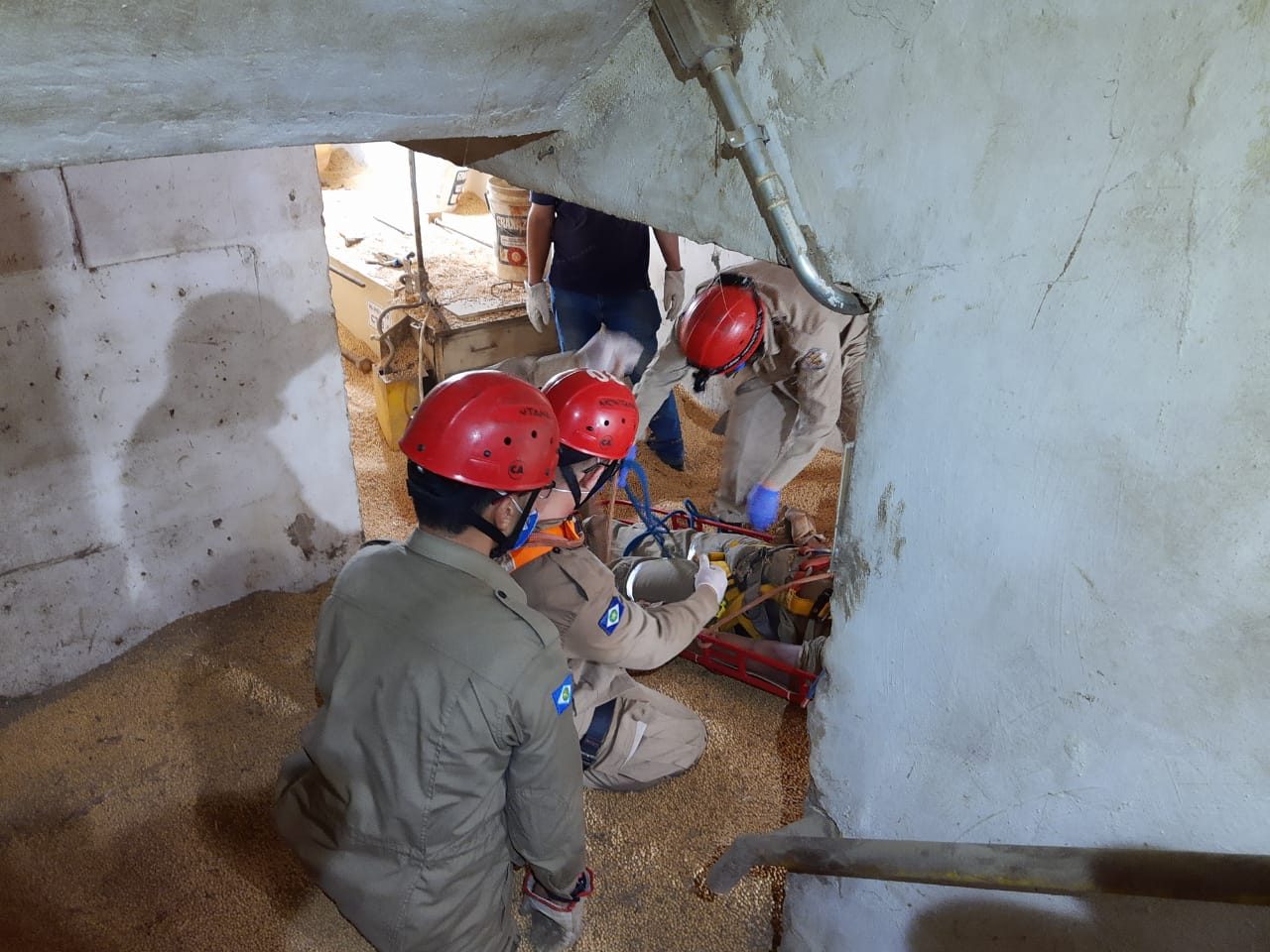 Bombeiros de Lucas R. Verde resgatam corpo de trabalhador soterrado em silo de soja em MT