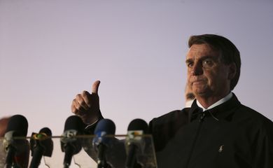 Bolsonaro anuncia veto à proibição de festa em condomínio por síndico