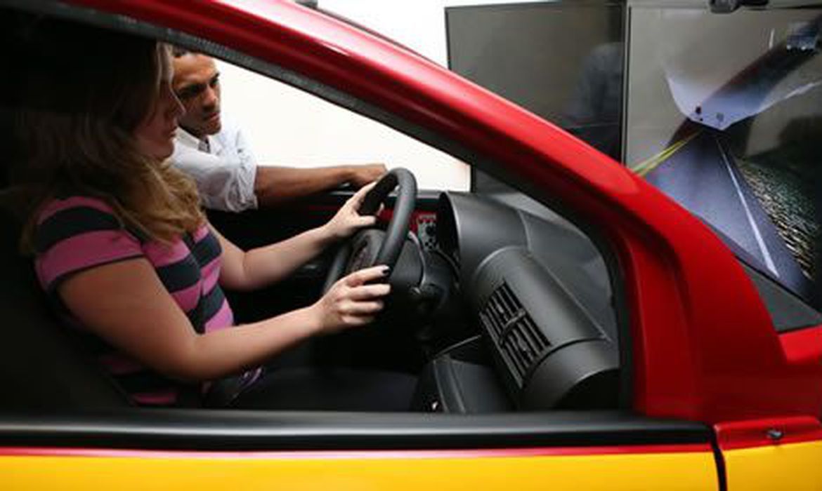 Autoescolas voltam a funcionar hoje no Rio