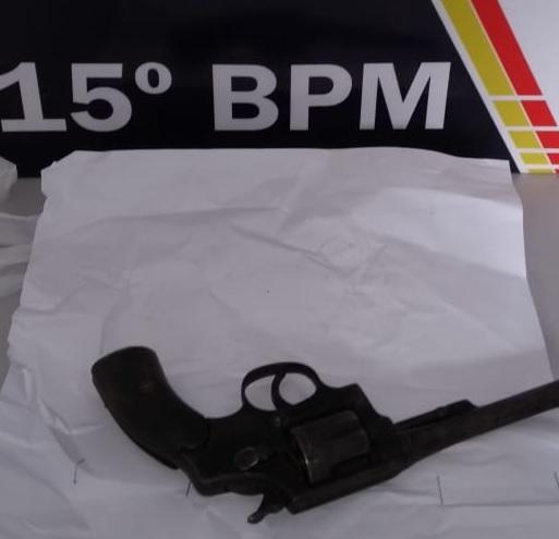 Morador encontra revólver em seu tanque de lavar roupa