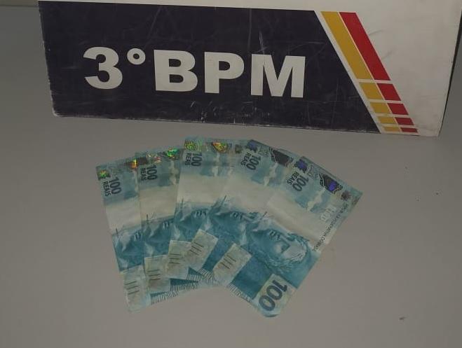 Entregador desconfia de notas falsas e aciona a PM