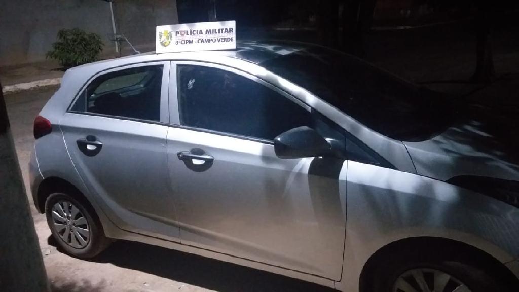 PM recupera veículo roubado e identifica um dos criminosos