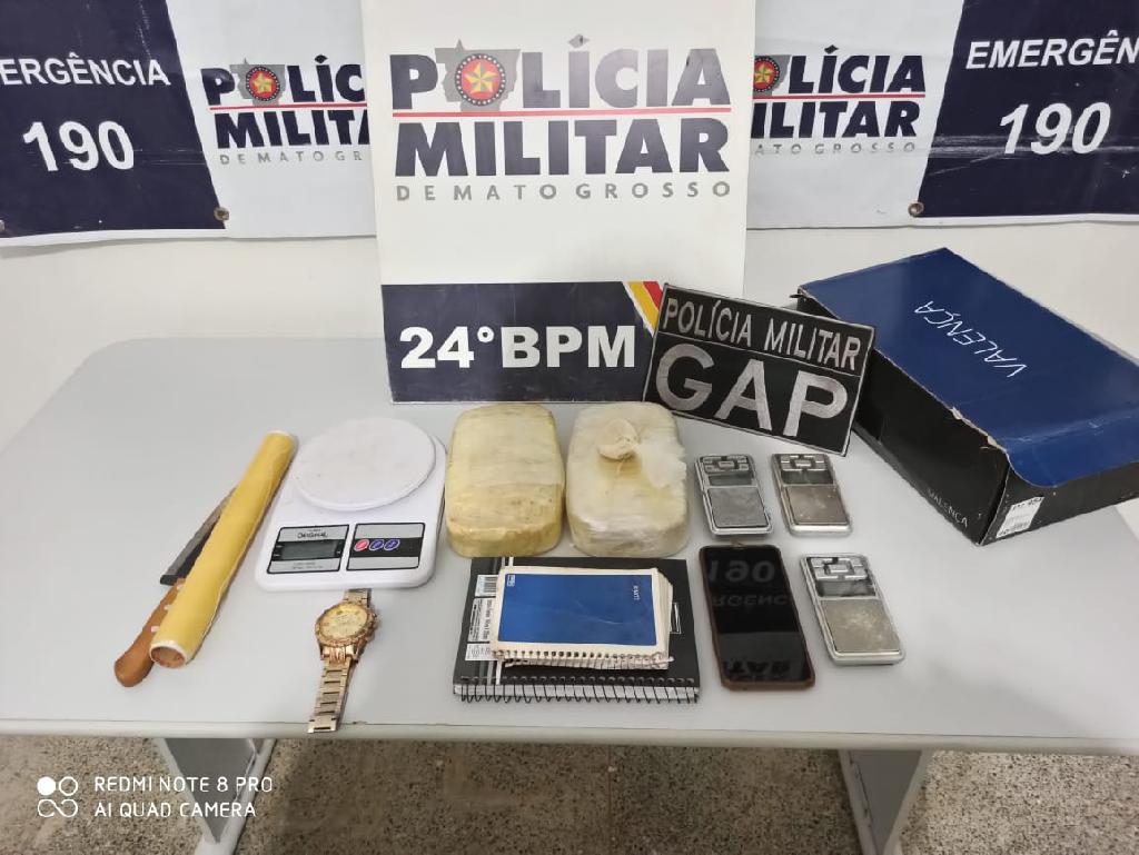 PM prende suspeito usando casa abandonada como base de distribuição de droga