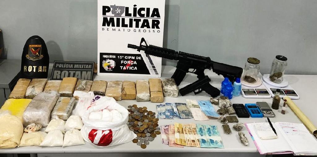 Rotam percebe homem com fuzil na porta de casa e descobre rede de tráfico de droga
