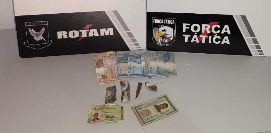 Foragido é descoberto durante abordagem e droga é encontrada dentro de veículo
