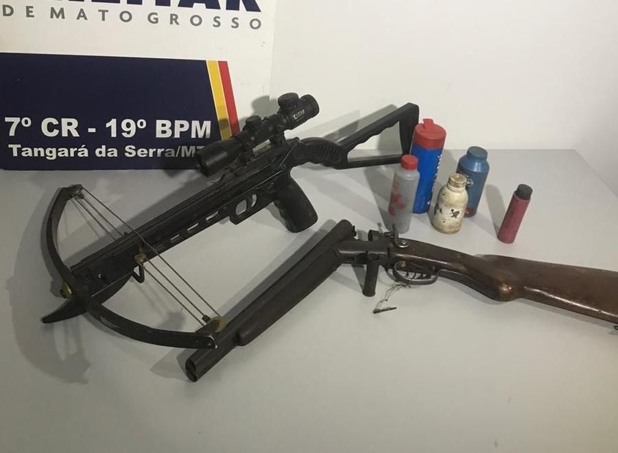 Com besta e arma de fogo artesanal, homem é preso por violência doméstica em Tangará da Serra