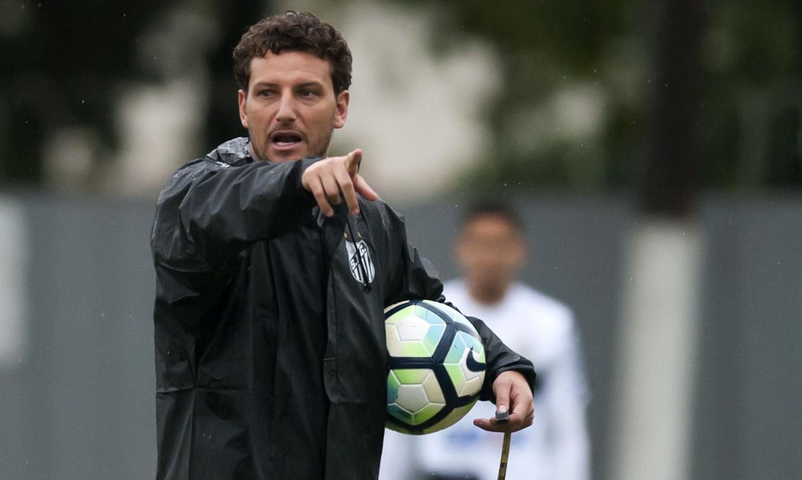 Figueirense anuncia contratação de Elano como técnico