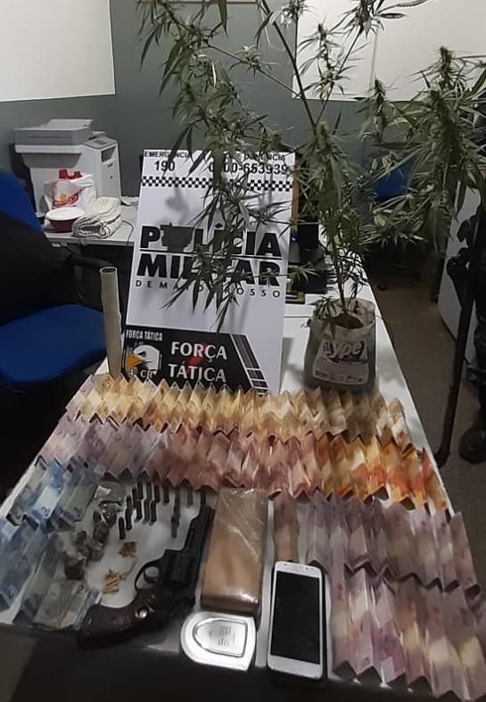 Força Tática encontra droga, revólver e munições durante abordagem em Rondonópolis