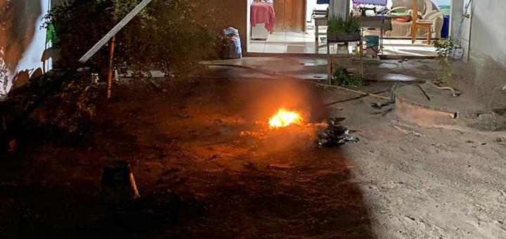 Homem é conduzido à delegacia pela PM após ser pego ateando fogo  em quintal