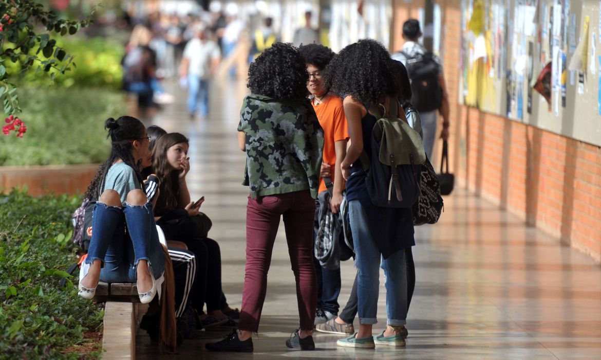 Universitários deviam pagar por ensino público; diz Mourão