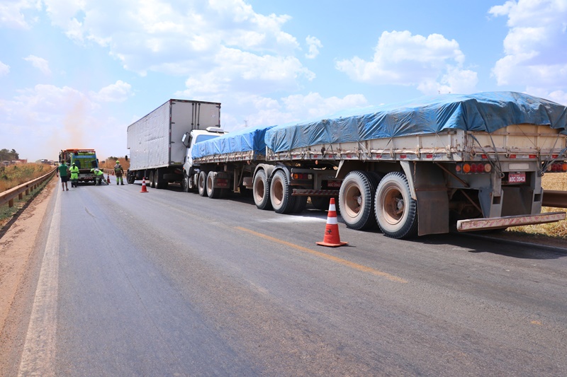 Acidente envolvendo quatro carretas deixa pista da BR-163 interditada em Nova Mutum