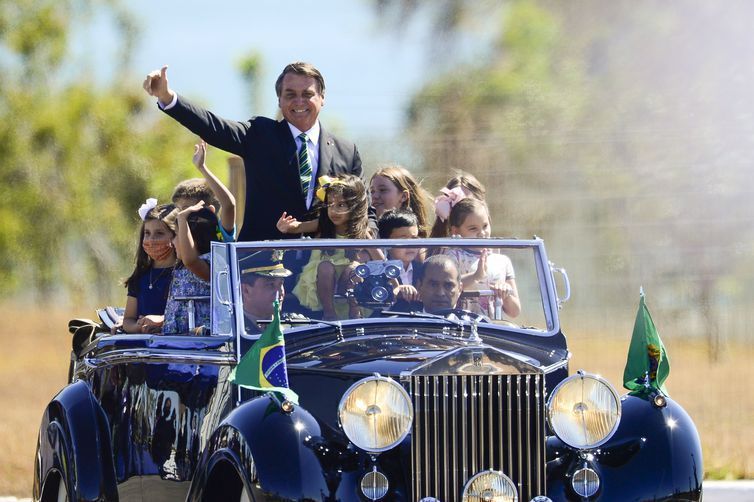 Sem desfile militar, o presidente Jair Bolsonaro cumprimenta populares