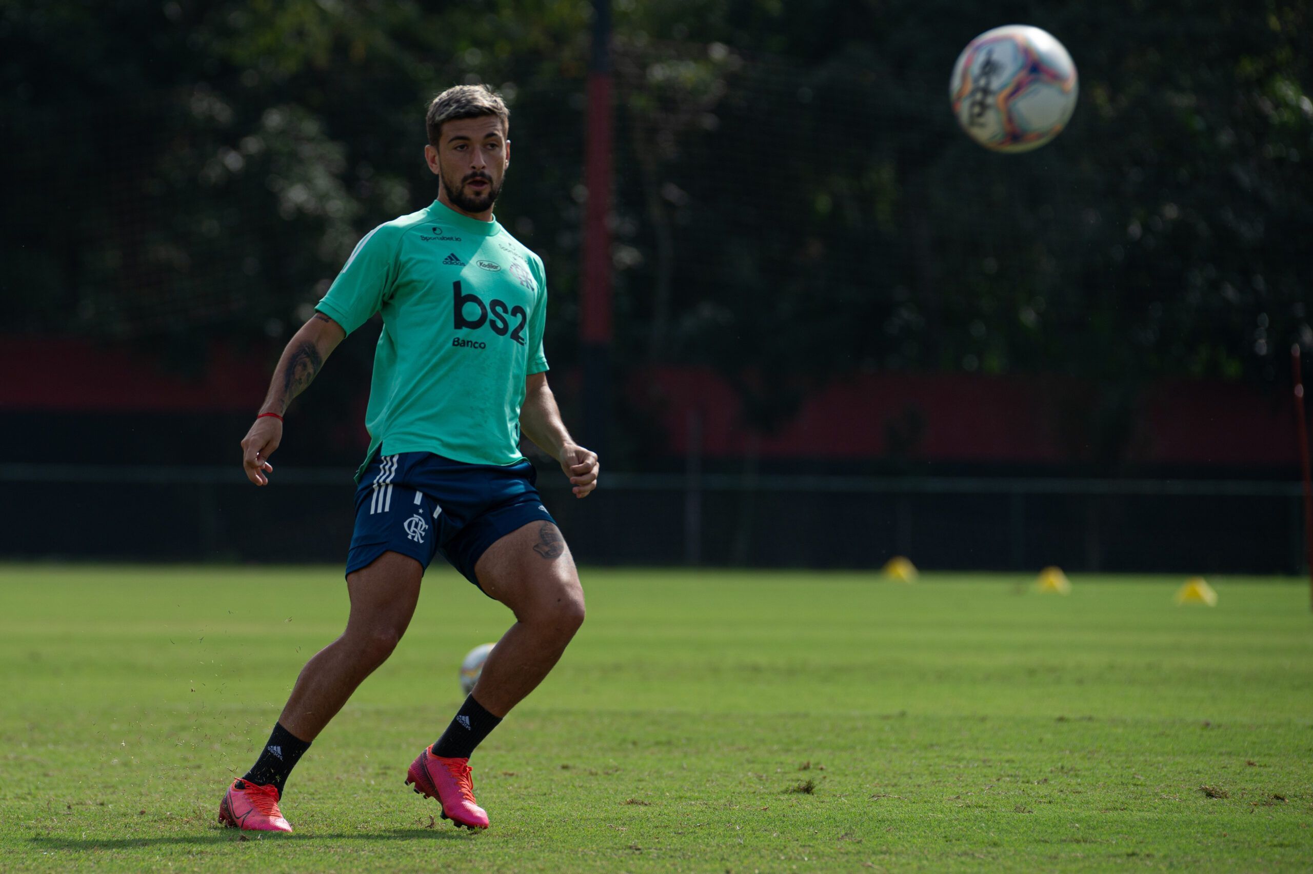 Torcedores do Al Nassr invadem redes sociais de Arrascaeta após rumores de transferencia