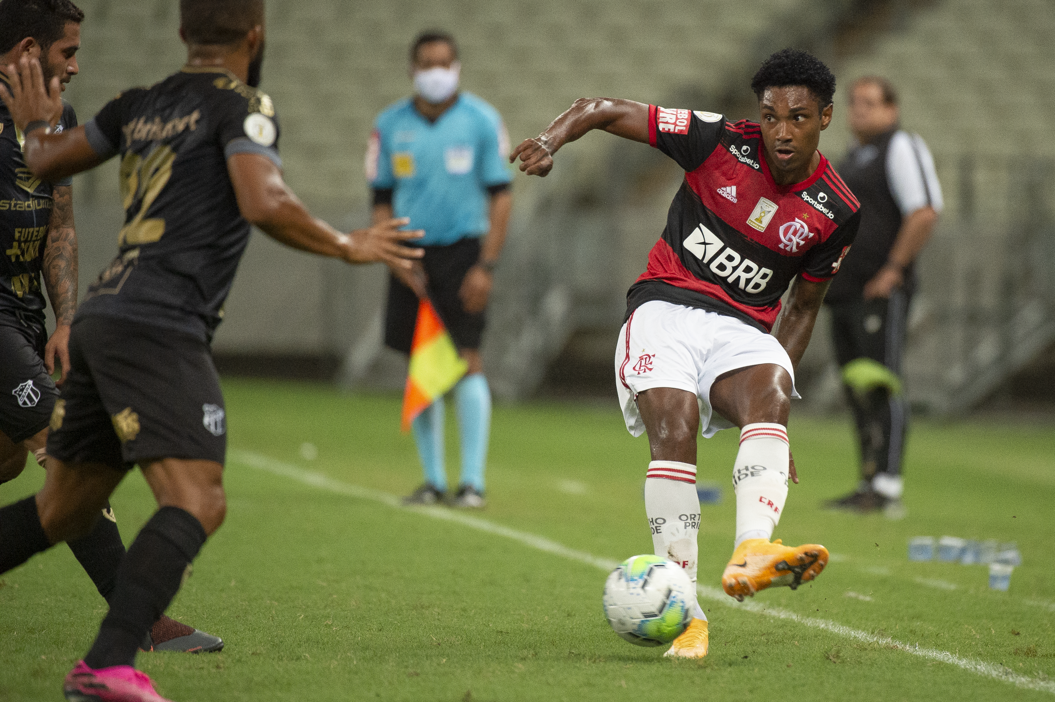 Vitinho testa positivo e é o sétimo jogador do Flamengo contaminado com a Covid-19