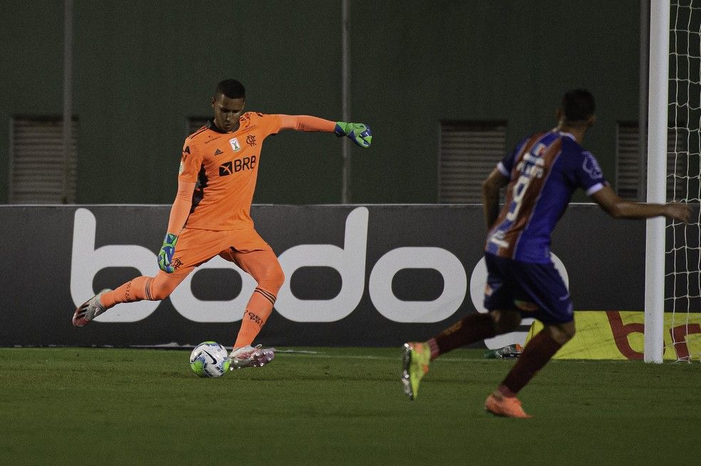Mesmo após falhas, Gabriel Batista segue como titular e tem apoio da comissão técnica