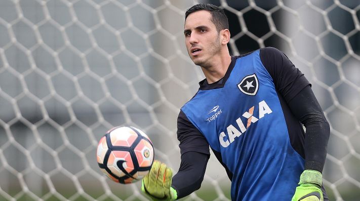 Em busca de um reserva para Diego Alves, Flamengo faz consulta por Gatito Fernández
