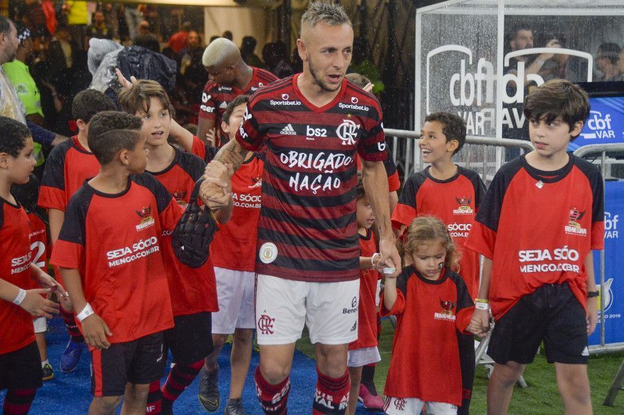 Em entrevista, Rafinha diz que incorporou a vida de flamenguista ao citar identificação com o clube