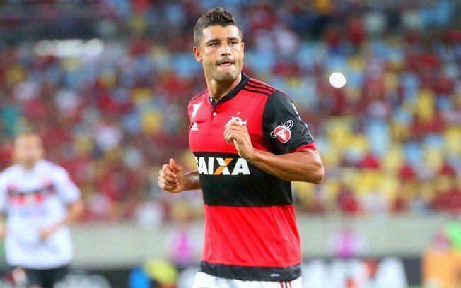 Ederson cobra 1 milhão de reais do Flamengo na justiça e cita danos morais por tesoura de Fagner