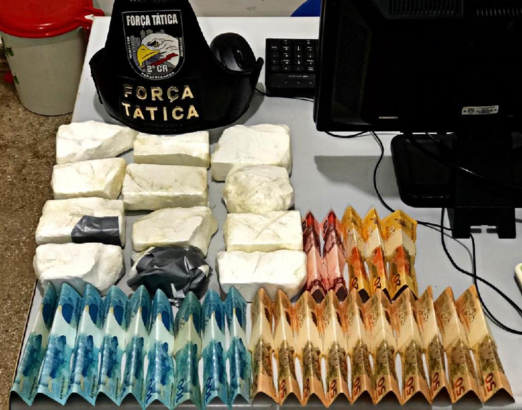Homem é pego com 12 barras de pasta base de cocaína em Jangada