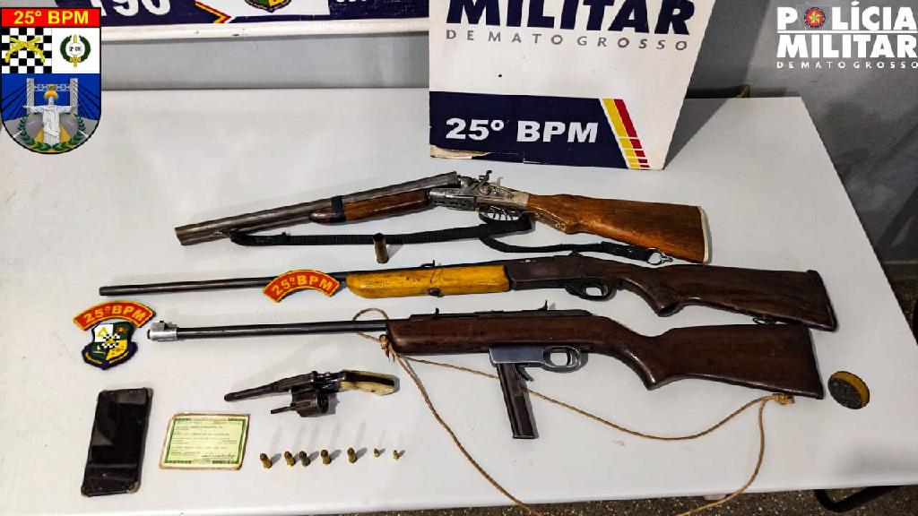 Homem é pego com quatro armas de fogo e munições