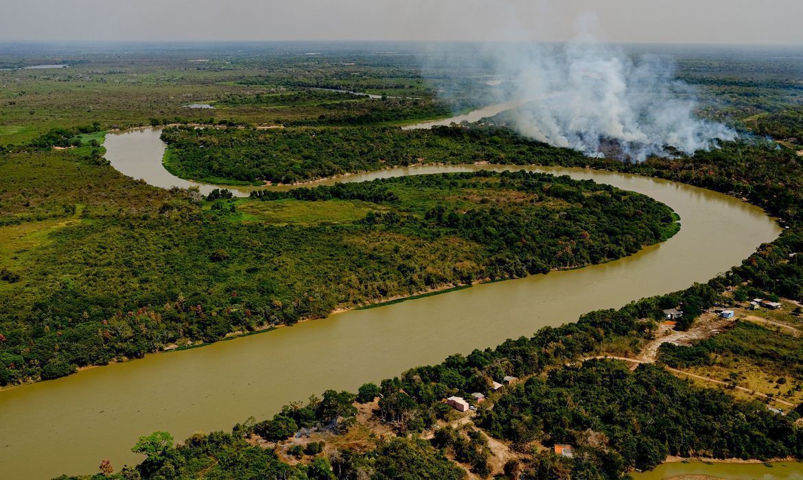 Bombeiros combatem 32 incêndios florestais em Mato Grosso nesta quarta-feira (18)