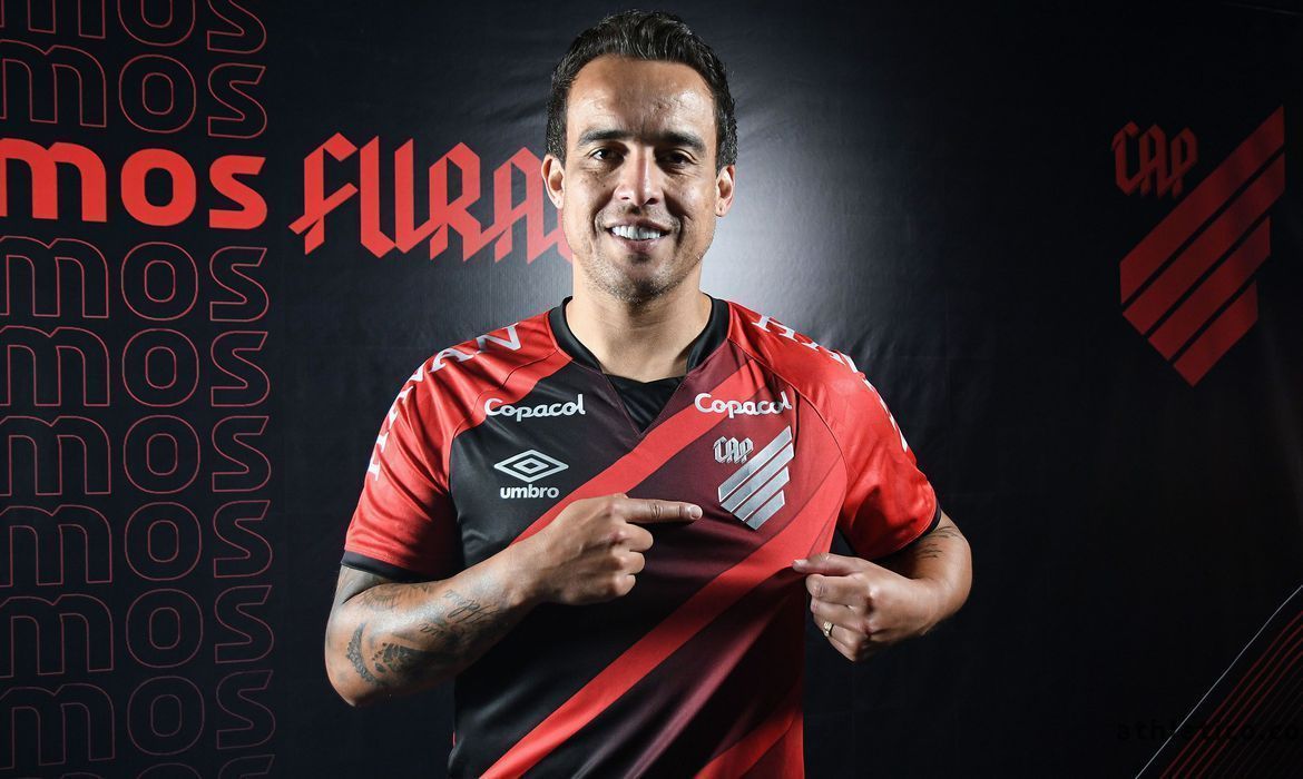 Sem atuar desde o ano passado, Jadson é anunciado pelo Athletico-PR