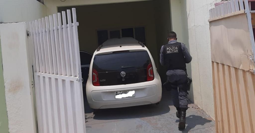 Vizinhos desconfiam e PM descobre carro roubado no CPA II