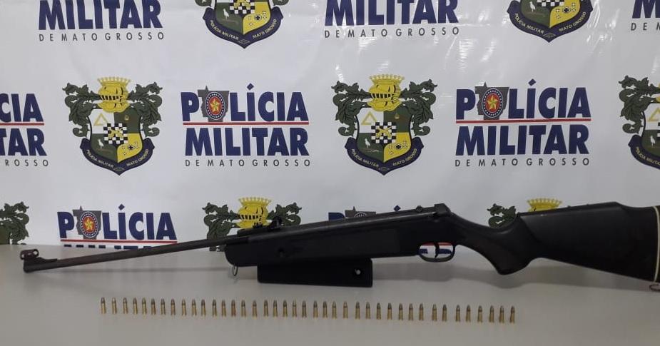 Homem ameaça pessoas com espingarda e é conduzido à delegacia