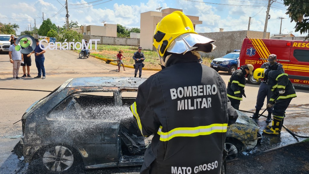 Carro fica totalmente destruído após incêndio em Lucas do Rio Verde