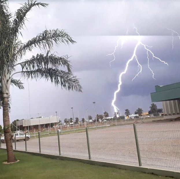 Moradora fotografa momento em que raio cai em Lucas do Rio Verde