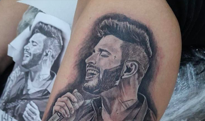 Fã faz tatuagem de Gusttavo Lima e internauta dispara: “achei que fosse Cristiano Araújo”