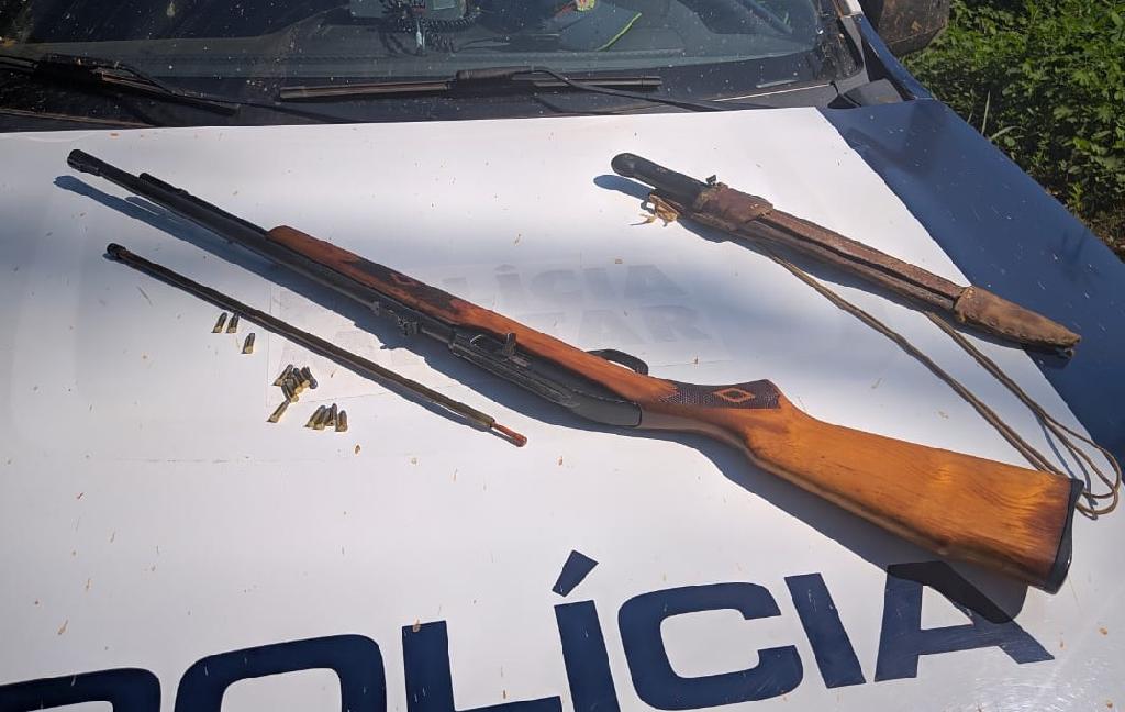 PM encontra arma de fogo durante reintegração e encaminha sete pessoas à delegacia
