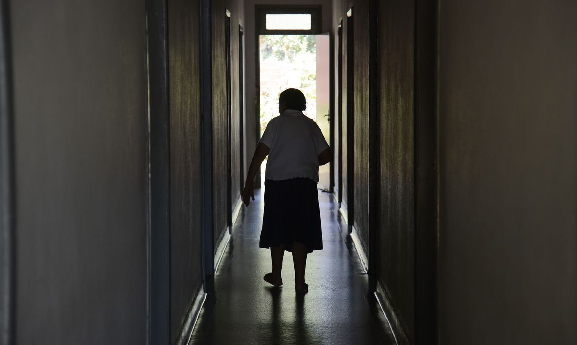 RJ: surto de covid-19 contamina 49 pessoas e mata quatro em asilo
