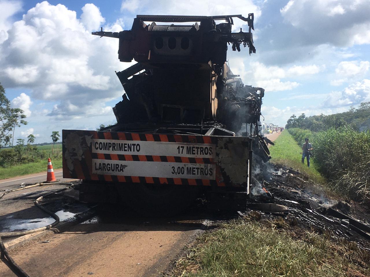 (VÍDEO) Caminhão pega fogo e deixa trânsito lento na BR-163 em Sorriso