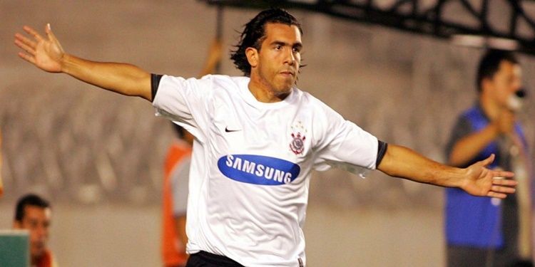 Há 16 anos, Carlitos Tevez estreava pelo Corinthians com estádio lotado e vitória