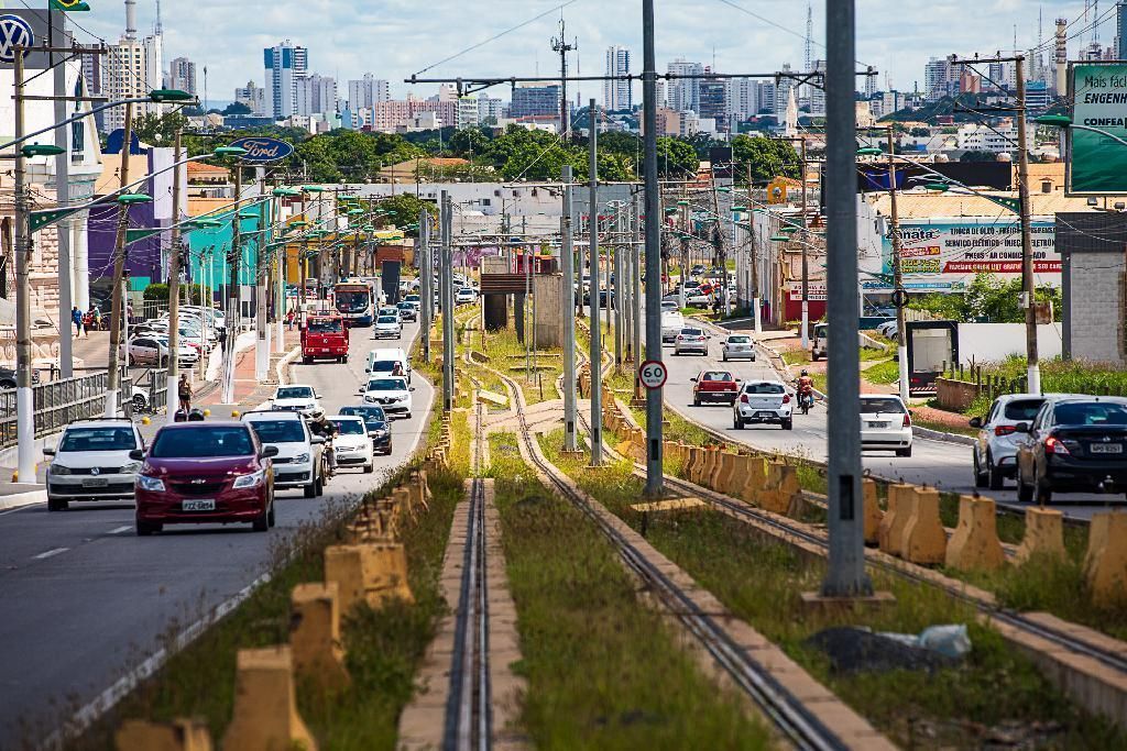 Estrutura do VLT de Cuiabá começa a ser desmontada após abandono